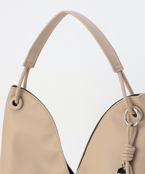 MICO COULIER（ミコクリエ）の「Vカットワンショルダーバッグ（ショルダーバッグ・レディース・ブラック/グレイッシュベージュ・FREE）」の15枚目の写真