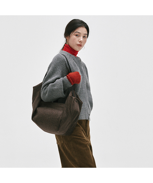 YURT（ユルト）の「NOCHE(WOOL)_2color（ショルダーバッグ・レディース・ダークブラウン/チャコール・FREE）」の2枚目の写真