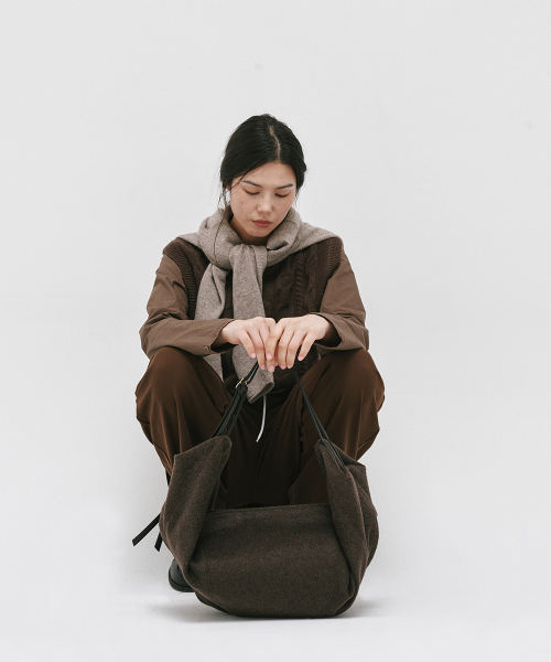 YURT（ユルト）の「NOCHE(WOOL)_2color（ショルダーバッグ・レディース・ダークブラウン/チャコール・FREE）」の14枚目の写真