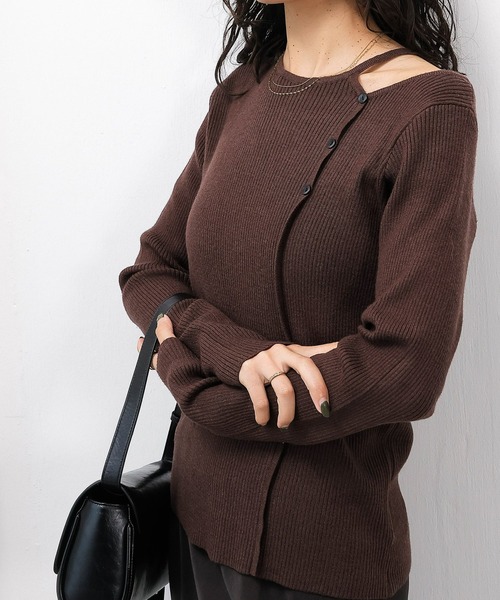 en CAnAF(エンカナフ)の「【上品に肌がのぞいて女っぽさが香る】ショルダースリットニットトップス(ニット/セーター・レディース・オフホワイト/ブラウン/レッド・フリー)」の2枚目の写真