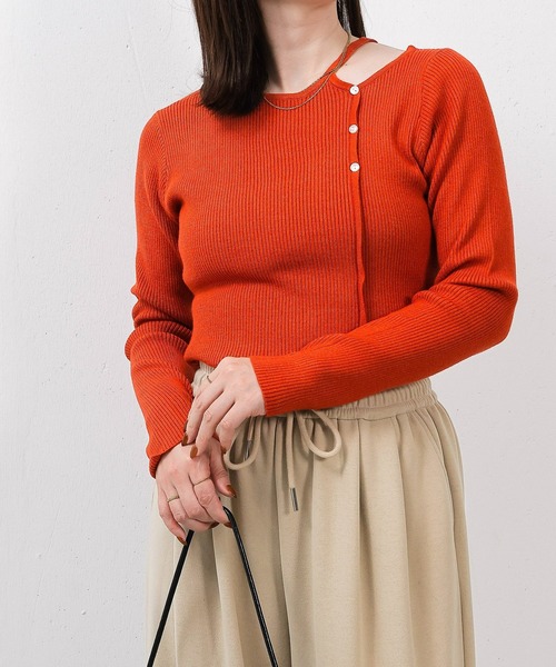 en CAnAF(エンカナフ)の「【上品に肌がのぞいて女っぽさが香る】ショルダースリットニットトップス(ニット/セーター・レディース・オフホワイト/ブラウン/レッド・フリー)」の3枚目の写真