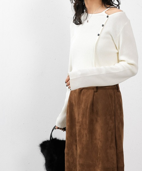 en CAnAF(エンカナフ)の「【上品に肌がのぞいて女っぽさが香る】ショルダースリットニットトップス(ニット/セーター・レディース・オフホワイト/ブラウン/レッド・フリー)」の5枚目の写真