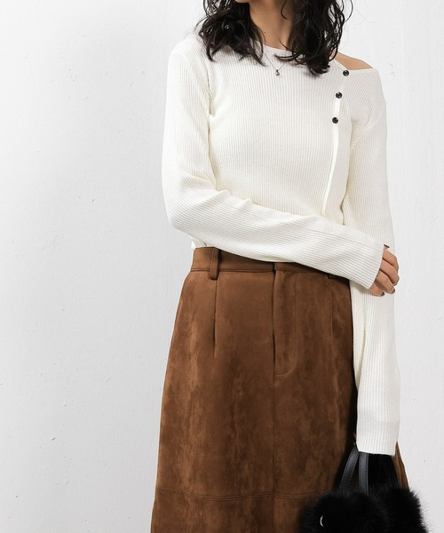 en CAnAF(エンカナフ)の「【上品に肌がのぞいて女っぽさが香る】ショルダースリットニットトップス(ニット/セーター・レディース・オフホワイト/ブラウン/レッド・フリー)」の7枚目の写真
