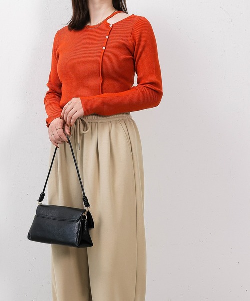 en CAnAF(エンカナフ)の「【上品に肌がのぞいて女っぽさが香る】ショルダースリットニットトップス(ニット/セーター・レディース・オフホワイト/ブラウン/レッド・フリー)」の14枚目の写真