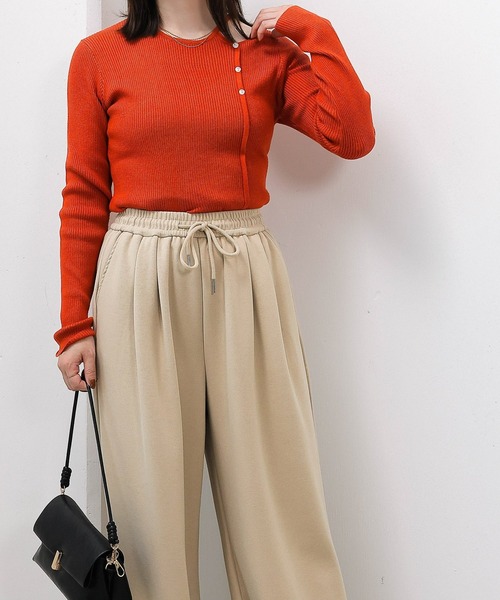 en CAnAF(エンカナフ)の「【上品に肌がのぞいて女っぽさが香る】ショルダースリットニットトップス(ニット/セーター・レディース・オフホワイト/ブラウン/レッド・フリー)」の15枚目の写真