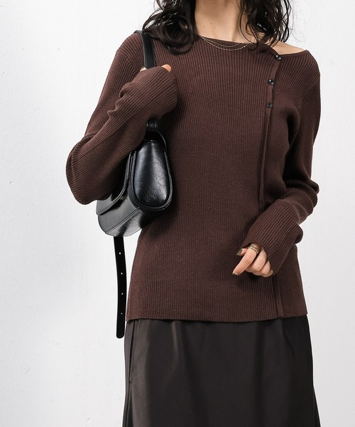 en CAnAF(エンカナフ)の「【上品に肌がのぞいて女っぽさが香る】ショルダースリットニットトップス(ニット/セーター・レディース・オフホワイト/ブラウン/レッド・フリー)」の9枚目の写真