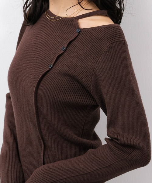 en CAnAF(エンカナフ)の「【上品に肌がのぞいて女っぽさが香る】ショルダースリットニットトップス(ニット/セーター・レディース・オフホワイト/ブラウン/レッド・フリー)」の10枚目の写真