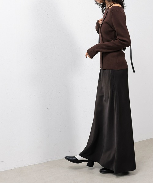 en CAnAF(エンカナフ)の「【上品に肌がのぞいて女っぽさが香る】ショルダースリットニットトップス(ニット/セーター・レディース・オフホワイト/ブラウン/レッド・フリー)」の12枚目の写真