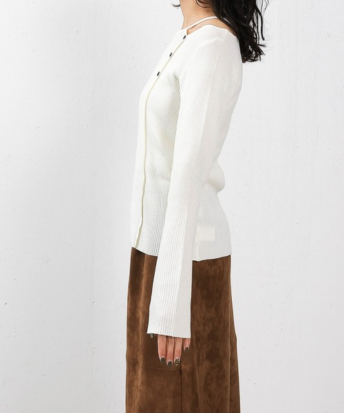 en CAnAF(エンカナフ)の「【上品に肌がのぞいて女っぽさが香る】ショルダースリットニットトップス(ニット/セーター・レディース・オフホワイト/ブラウン/レッド・フリー)」の18枚目の写真