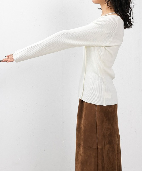 en CAnAF(エンカナフ)の「【上品に肌がのぞいて女っぽさが香る】ショルダースリットニットトップス(ニット/セーター・レディース・オフホワイト/ブラウン/レッド・フリー)」の19枚目の写真