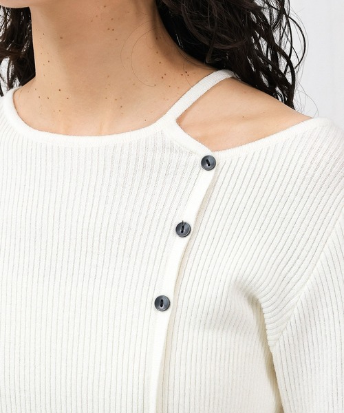 en CAnAF(エンカナフ)の「【上品に肌がのぞいて女っぽさが香る】ショルダースリットニットトップス(ニット/セーター・レディース・オフホワイト/ブラウン/レッド・フリー)」の21枚目の写真