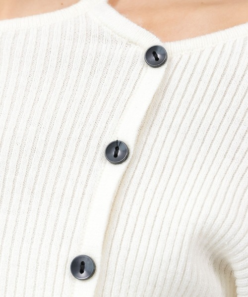 en CAnAF(エンカナフ)の「【上品に肌がのぞいて女っぽさが香る】ショルダースリットニットトップス(ニット/セーター・レディース・オフホワイト/ブラウン/レッド・フリー)」の22枚目の写真