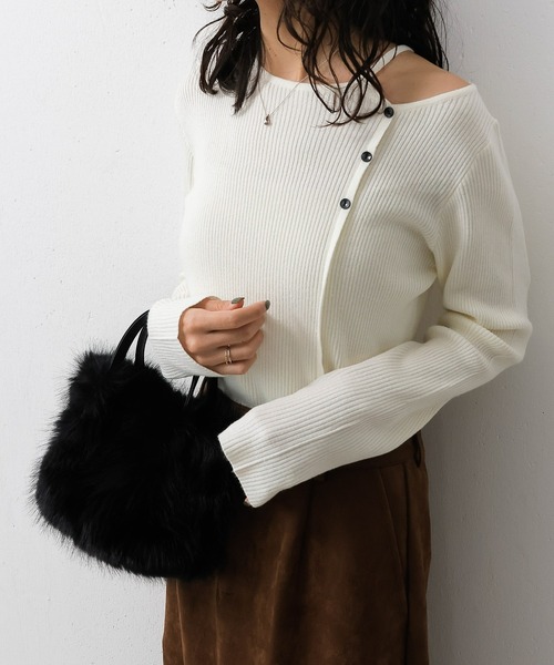 en CAnAF(エンカナフ)の「【上品に肌がのぞいて女っぽさが香る】ショルダースリットニットトップス(ニット/セーター・レディース・オフホワイト/ブラウン/レッド・フリー)」の4枚目の写真