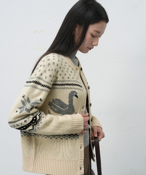 GENERAL IDEA(ジェネラルアイデア)の「【GENERAL IDEA】スワンノルディック柄ニットカーディガン / SWAN NORDIC KNIT CARDIGAN(カーディガン/ボレロ・レディース・クリーム/ブラック/ブラウン・M/S/L)」の6枚目の写真