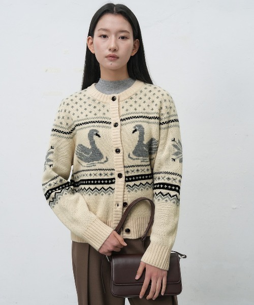 GENERAL IDEA(ジェネラルアイデア)の「【GENERAL IDEA】スワンノルディック柄ニットカーディガン / SWAN NORDIC KNIT CARDIGAN(カーディガン/ボレロ・レディース・クリーム/ブラック/ブラウン・M/S/L)」の5枚目の写真