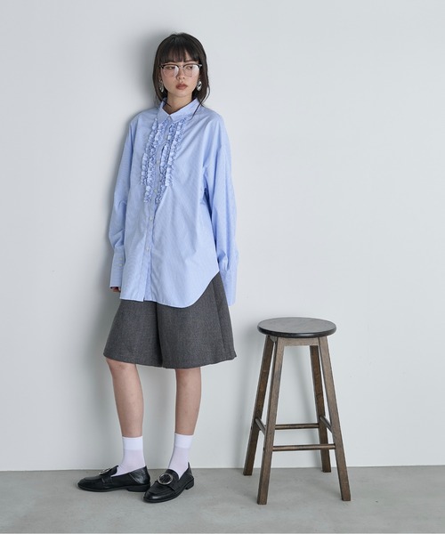 THE YOn(ザヨン)の「フリルアクセントロングカフストライプシャツ(シャツ/ブラウス・レディース・サックスブルー/グレイッシュベージュ/チャコールグレー・FREE)」の16枚目の写真