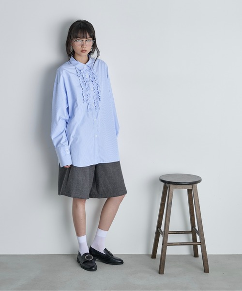 THE YOn(ザヨン)の「フリルアクセントロングカフストライプシャツ(シャツ/ブラウス・レディース・サックスブルー/グレイッシュベージュ/チャコールグレー・FREE)」の17枚目の写真