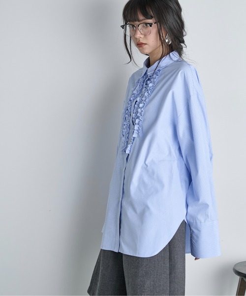 THE YOn(ザヨン)の「フリルアクセントロングカフストライプシャツ(シャツ/ブラウス・レディース・サックスブルー/グレイッシュベージュ/チャコールグレー・FREE)」の12枚目の写真