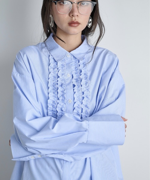 THE YOn(ザヨン)の「フリルアクセントロングカフストライプシャツ(シャツ/ブラウス・レディース・サックスブルー/グレイッシュベージュ/チャコールグレー・FREE)」の15枚目の写真