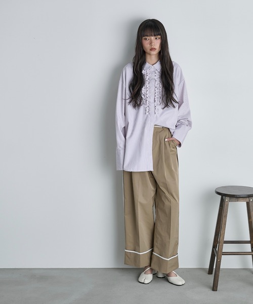 THE YOn(ザヨン)の「フリルアクセントロングカフストライプシャツ(シャツ/ブラウス・レディース・サックスブルー/グレイッシュベージュ/チャコールグレー・FREE)」の7枚目の写真