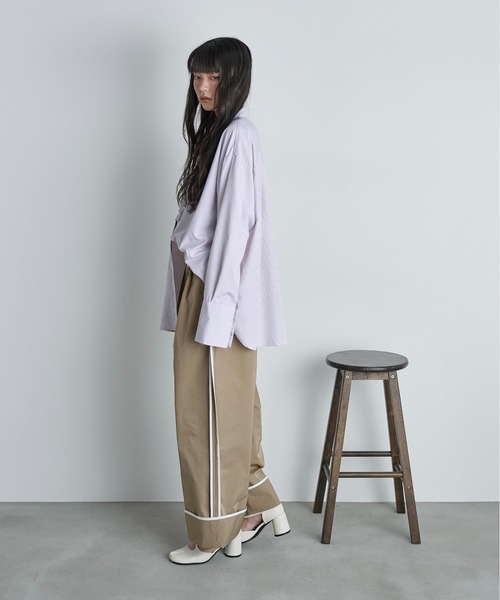 THE YOn(ザヨン)の「フリルアクセントロングカフストライプシャツ(シャツ/ブラウス・レディース・サックスブルー/グレイッシュベージュ/チャコールグレー・FREE)」の8枚目の写真