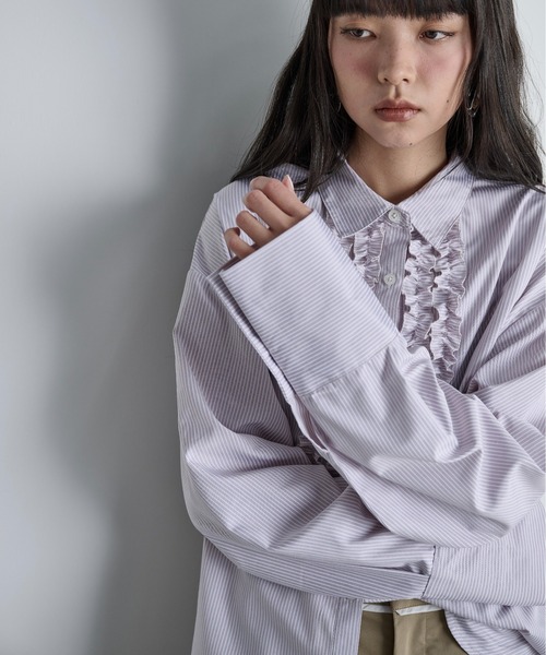 THE YOn(ザヨン)の「フリルアクセントロングカフストライプシャツ(シャツ/ブラウス・レディース・サックスブルー/グレイッシュベージュ/チャコールグレー・FREE)」の4枚目の写真
