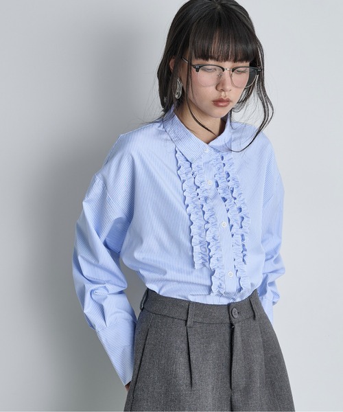 THE YOn(ザヨン)の「フリルアクセントロングカフストライプシャツ(シャツ/ブラウス・レディース・サックスブルー/グレイッシュベージュ/チャコールグレー・FREE)」の18枚目の写真