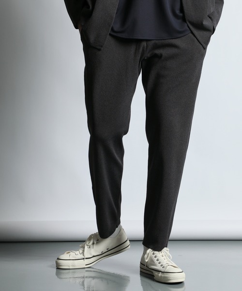 The DUFFER of ST.GEORGE(ザダファーオブセントジョージ)の「【WEB限定アイテム】SOFT CHILL KNIT RELAX PANTS:セットアップ リラックス ニットパンツ(その他パンツ・メンズ・チャコールグレー/ブラック・MEDIUM/LARGE/X-LARGE)」の2枚目の写真