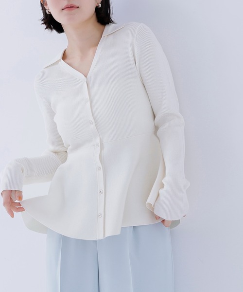 NATURAL BEAUTY BASIC（ナチュラルビューティーベーシック）の「◇スキッパーペプラムリブニット（ニット/セーター・レディース・チャコールグレー/オフホワイト/ブルー・FREE）」の2枚目の写真