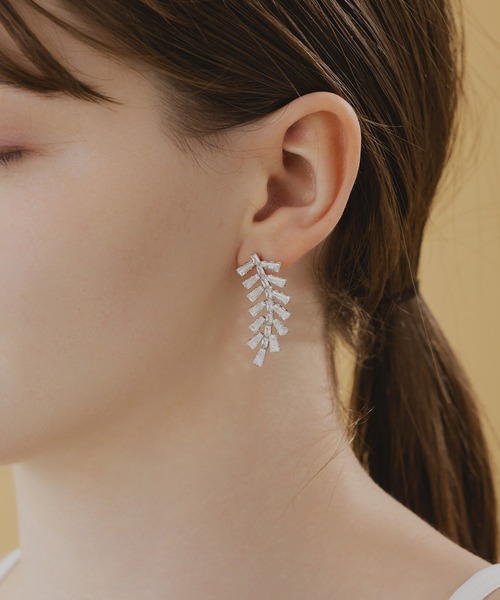 LA MUe(ラミュー)の「【LA MUE】シルバー925ポスト リーフ ビジューピアス(ピアス(両耳用)・レディース・シルバー/ゴールド・FREE)」の1枚目の写真