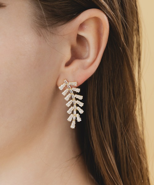 LA MUe(ラミュー)の「【LA MUE】シルバー925ポスト リーフ ビジューピアス(ピアス(両耳用)・レディース・シルバー/ゴールド・FREE)」の2枚目の写真
