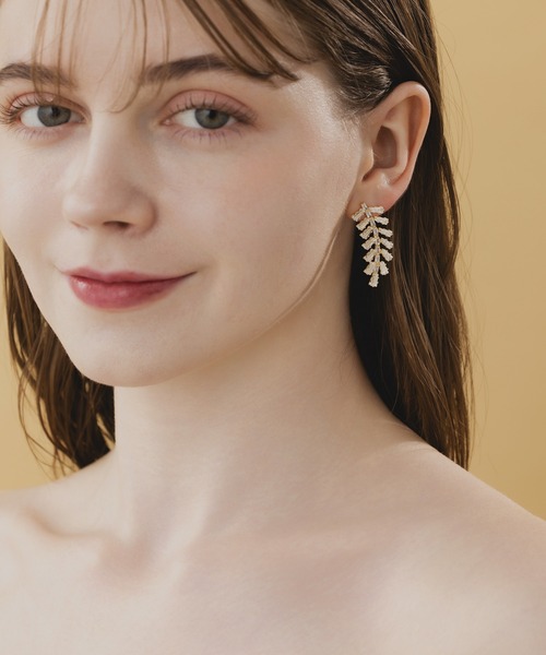 LA MUe(ラミュー)の「【LA MUE】シルバー925ポスト リーフ ビジューピアス(ピアス(両耳用)・レディース・シルバー/ゴールド・FREE)」の3枚目の写真