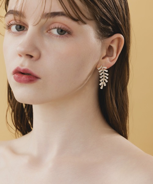 LA MUe(ラミュー)の「【LA MUE】シルバー925ポスト リーフ ビジューピアス(ピアス(両耳用)・レディース・シルバー/ゴールド・FREE)」の4枚目の写真