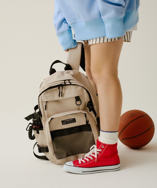 KiU（キウ）の「エブリディバックパック 15インチPC対応 (34L)（バックパック/リュック・レディース・ブラック/サンドベージュ・FREE）」の2枚目の写真