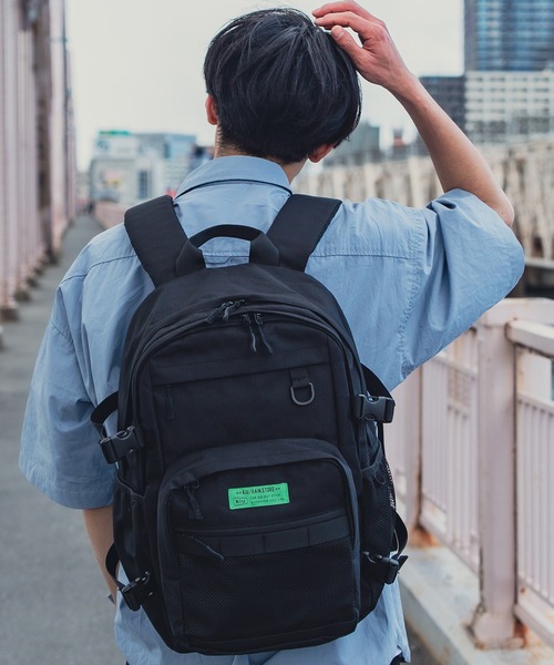 KiU（キウ）の「エブリディバックパック 15インチPC対応 (34L)（バックパック/リュック・レディース・ブラック/サンドベージュ・FREE）」の6枚目の写真