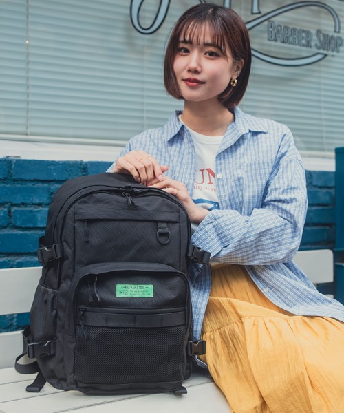 KiU（キウ）の「エブリディバックパック 15インチPC対応 (34L)（バックパック/リュック・レディース・ブラック/サンドベージュ・FREE）」の4枚目の写真