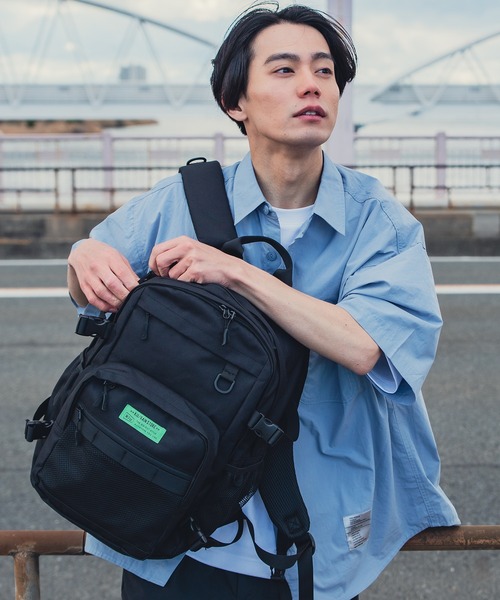 KiU（キウ）の「エブリディバックパック 15インチPC対応 (34L)（バックパック/リュック・レディース・ブラック/サンドベージュ・FREE）」の7枚目の写真