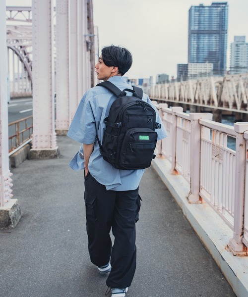 KiU（キウ）の「エブリディバックパック 15インチPC対応 (34L)（バックパック/リュック・レディース・ブラック/サンドベージュ・FREE）」の8枚目の写真