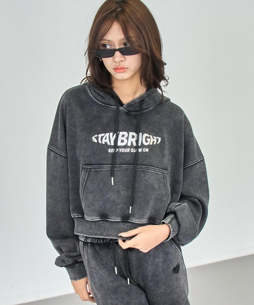 ANAP（アナップ）の「ウォッシュ加工 メタルプリント スウェット フーディー（パーカー・レディース・ブラック/ブルー/グレー・F）」の2枚目の写真