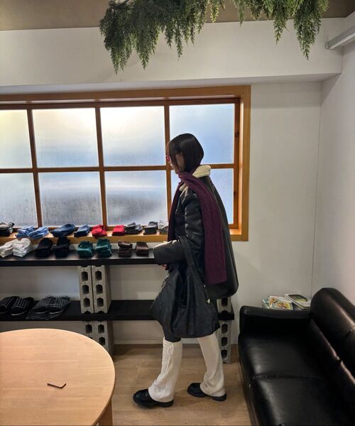 ROLAROLA(ロラロラ)の「LEATHER SHEERING JACKET BLACK(ムートンコート・レディース・ブラック・FREE)」の4枚目の写真