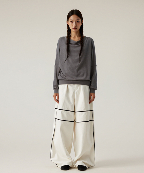 BUTTON SEOUL（ボタンソウル）の「[ウィメンズ] オーバーサイズカジュアルオフショルダースウェットシャツ (3 COLORS)（Tシャツ/カットソー・レディース・ブラック/アッシュグレー/チャコール・SMALL/MEDIUM/LARGE）」の7枚目の写真