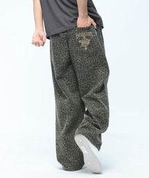 SEQUENZ（シークエンズ）の「SEQUENZ (シークエンズ) ワイドパンツ 迷彩 カモフラ レオパード ボトムス 総柄 ロゴ刺繍 T26170000（デニムパンツ）」
