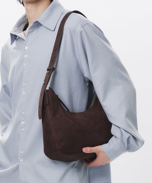 Adoon plain(アドーンプレーン)の「FAKE SUEDE HALF-MOON BAG / フェイクスエードハーフムーンバッグ(ショルダーバッグ・メンズ・ブラウン・FREE)」の2枚目の写真