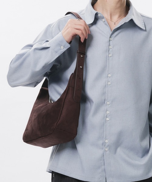 Adoon plain(アドーンプレーン)の「FAKE SUEDE HALF-MOON BAG / フェイクスエードハーフムーンバッグ(ショルダーバッグ・メンズ・ブラウン・FREE)」の4枚目の写真