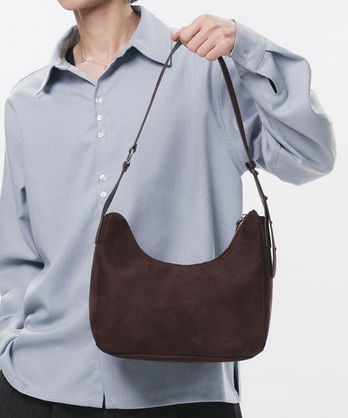 Adoon plain(アドーンプレーン)の「FAKE SUEDE HALF-MOON BAG / フェイクスエードハーフムーンバッグ(ショルダーバッグ・メンズ・ブラウン・FREE)」の5枚目の写真