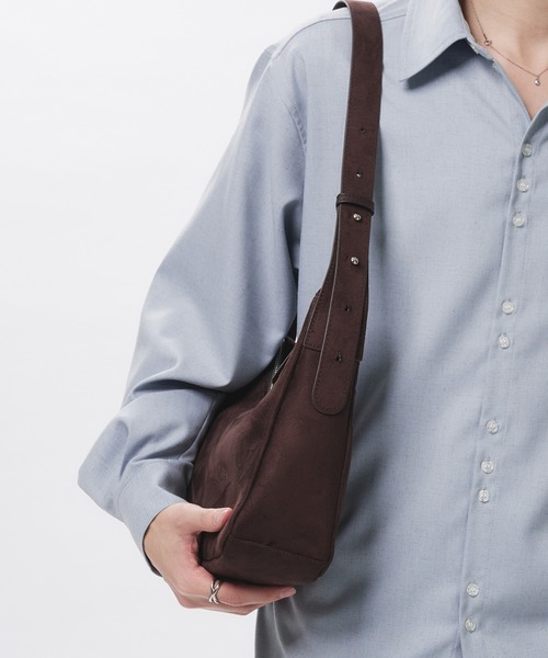 Adoon plain(アドーンプレーン)の「FAKE SUEDE HALF-MOON BAG / フェイクスエードハーフムーンバッグ(ショルダーバッグ・メンズ・ブラウン・FREE)」の8枚目の写真