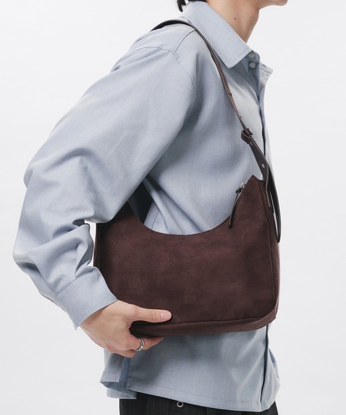 Adoon plain(アドーンプレーン)の「FAKE SUEDE HALF-MOON BAG / フェイクスエードハーフムーンバッグ(ショルダーバッグ・メンズ・ブラウン・FREE)」の9枚目の写真