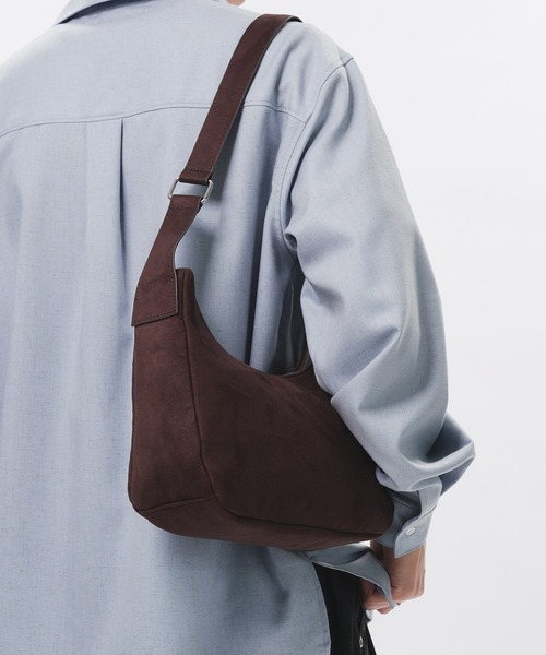 Adoon plain(アドーンプレーン)の「FAKE SUEDE HALF-MOON BAG / フェイクスエードハーフムーンバッグ(ショルダーバッグ・メンズ・ブラウン・FREE)」の10枚目の写真