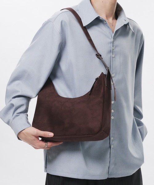 Adoon plain(アドーンプレーン)の「FAKE SUEDE HALF-MOON BAG / フェイクスエードハーフムーンバッグ(ショルダーバッグ・メンズ・ブラウン・FREE)」の12枚目の写真