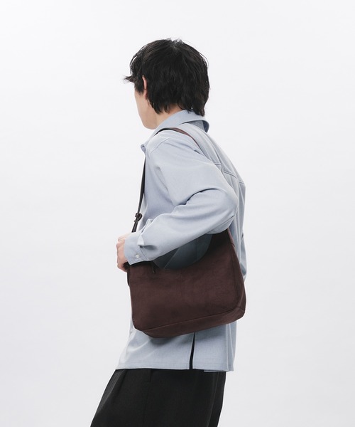 Adoon plain(アドーンプレーン)の「FAKE SUEDE HALF-MOON BAG / フェイクスエードハーフムーンバッグ(ショルダーバッグ・メンズ・ブラウン・FREE)」の19枚目の写真